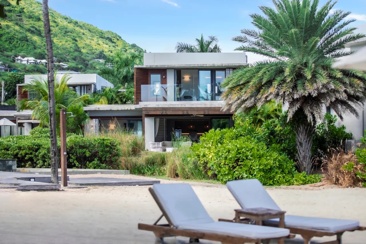 Prima beachfront villa, sand and palms