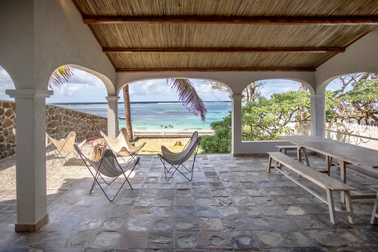 Prima veranda opening onto the lagoon