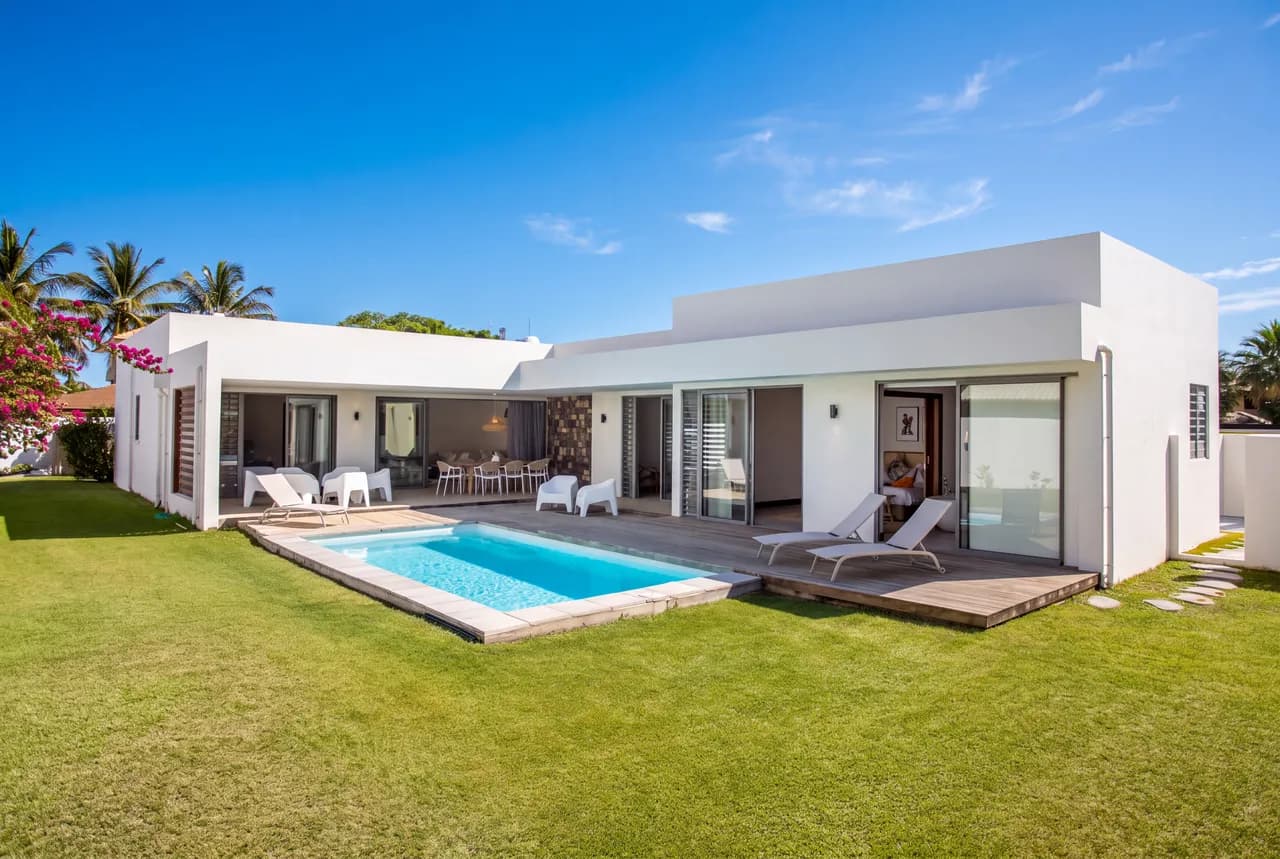 Prima villa in Mauritius, pool and lawn under a blue sky