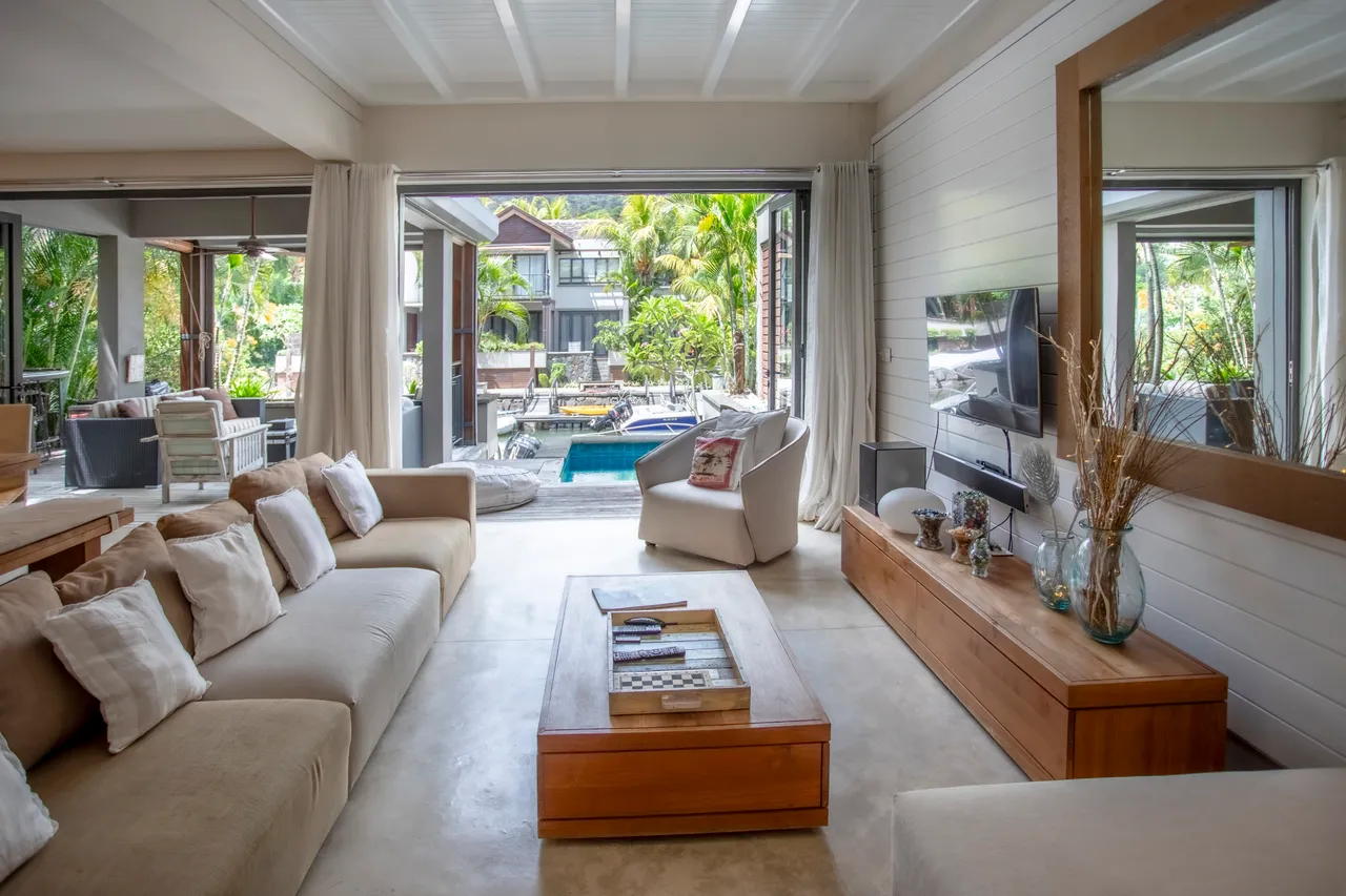 Salon Prima ouvert sur la piscine